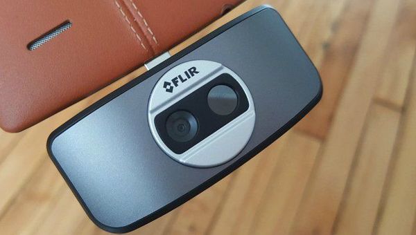 FLIR ONE камера-приставка к смартфонам