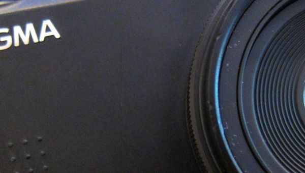 Sigma объявила о начале продаж камеры DP1 Merrill
