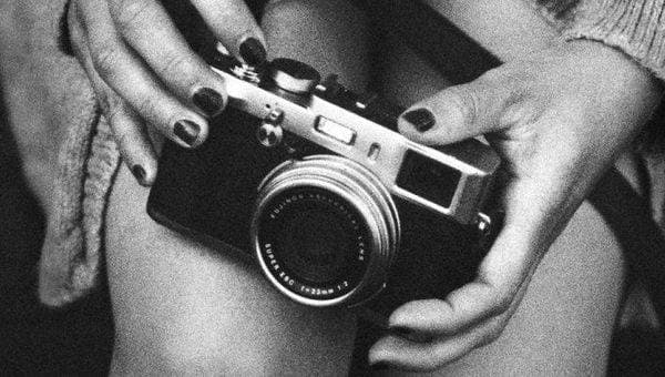 Учимся держать фотоаппарат правильно