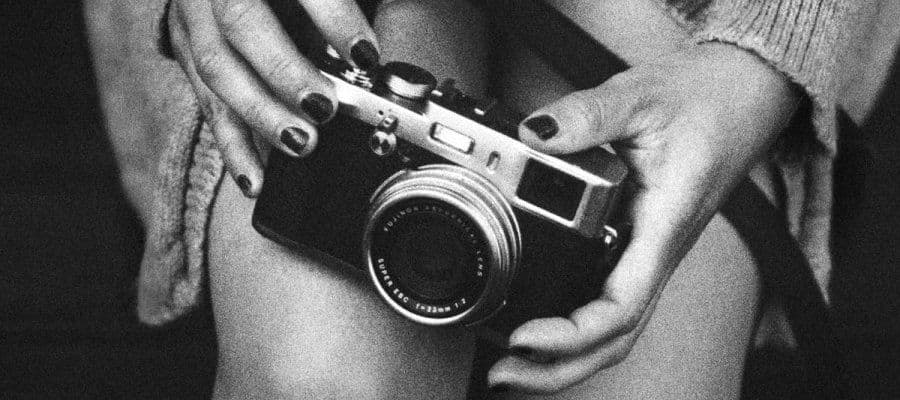 Учимся держать фотоаппарат правильно