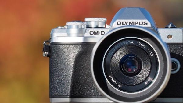 Olympus E-M10 III удобным интерфейсом и 4K