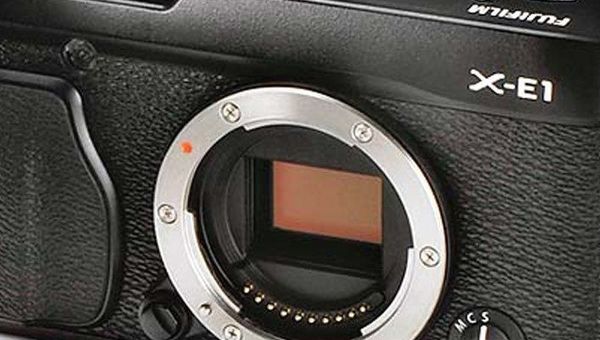 Fujifilm представила цифровые камеры X-E1 и XF1 X в стиле «ретро»