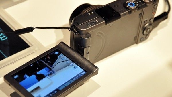 Samsung EX1 - фотокамера с AMOLED дисплеем