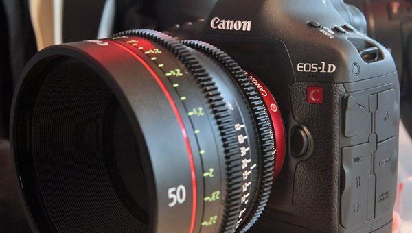Canon представил цифровую фотокамеру Canon EOS-1D C