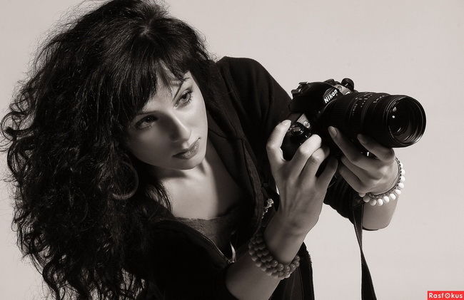 http://www.takefoto.ru/userfiles/image/Dlya%20Statey/03.03.2014/kak_derzhat_fotoapparat/kak_derzhat_fotoapparat_2_59z.jpg