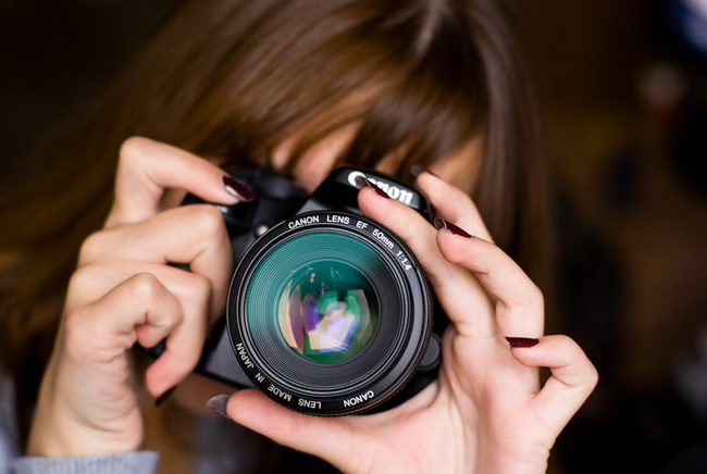 http://www.takefoto.ru/userfiles/image/Dlya%20Statey/03.03.2014/kak_derzhat_fotoapparat/kak_derzhat_fotoapparat_4_3k4.jpeg