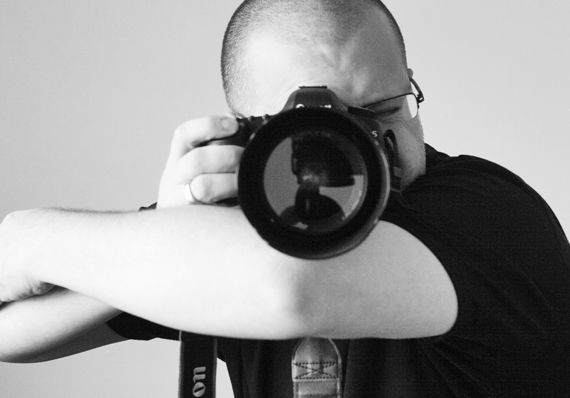 http://www.takefoto.ru/userfiles/image/Dlya%20Statey/03.03.2014/kak_derzhat_fotoapparat/kak_derzhat_fotoapparat_7_b8d.jpg