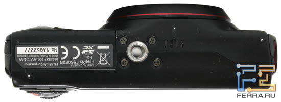 Fujifilm FinePix F550EXR, вид снизу
