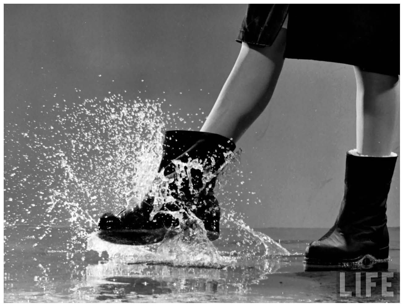 https://www.takefoto.ru/userfiles/image/Dlya%20Statey/07.12.2012/gjon_mili/model-showing-fleece-lined-all-weather-boots-1945-gjon-mili.jpeg