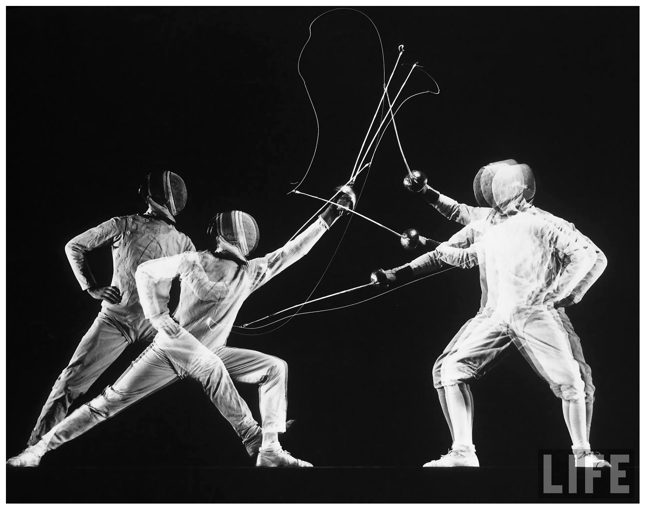 https://www.takefoto.ru/userfiles/image/Dlya%20Statey/07.12.2012/gjon_mili/multiple-exposure-of-new-york-university-fencing-champion-arthur-tauber-l-parrying-w-sol-gorlin-1942.jpeg