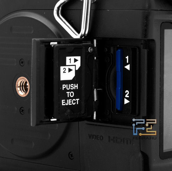 Фотоаппарат Pentax 645D оснащен двумя слотами для карт памяти